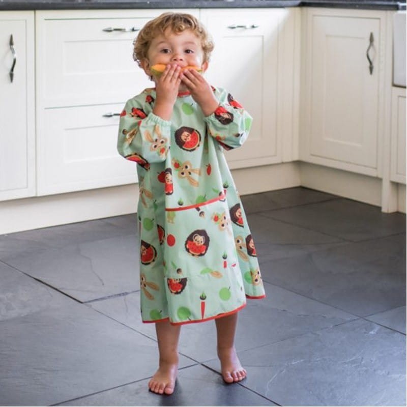 blw-tidy-tot-coverall-bib-pistachio-green-sliniak-fartuszkowy-dlugi-z-kieszonka (1).jpg