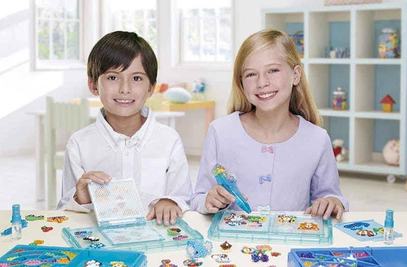 31505 AQUABEADS PASTELOWE KORALIKI zabawa.jpeg