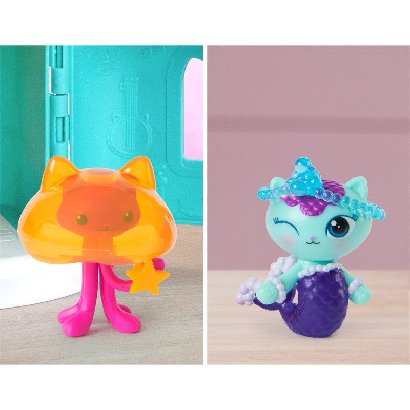pol_pl_Koci-Domek-Gabi-Film-Zestaw-Figurki-Syrenkotka-i-Meduza-akcesoria-Gabbys-Dollhouse-the-Movie-39554_2_800.jpg